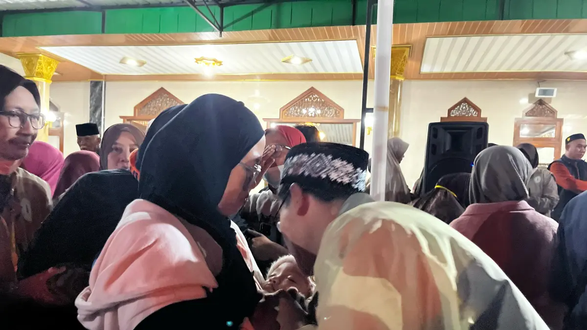 MOMEN HARU: Salah satu jemaah haji berpamitan kepada keluarganya di halaman Masjid Sultan Agung sebelum berangkat ke Asrama Haji Sukolilo kemarin (22/4). ZANADIA MANIK FATIMAH/RADAR BATU