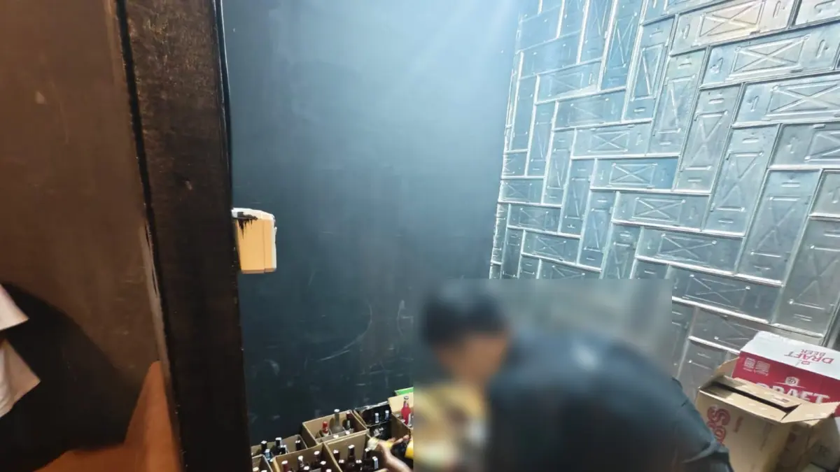 DIAMANKAN: Sejumlah barang bukti berupa ratusan botol Minuman Mengandung Etil Alkohol (MMEA) tanpa izin resmi disita petugas di sebuah tempat karaoke di kawasan Jalan Trunojoyo, Kelurahan Songgokerto, Kecamatan Batu beberapa waktu lalu. KANTOR BEA CUKAI MALANG FOR RADAR BATU 