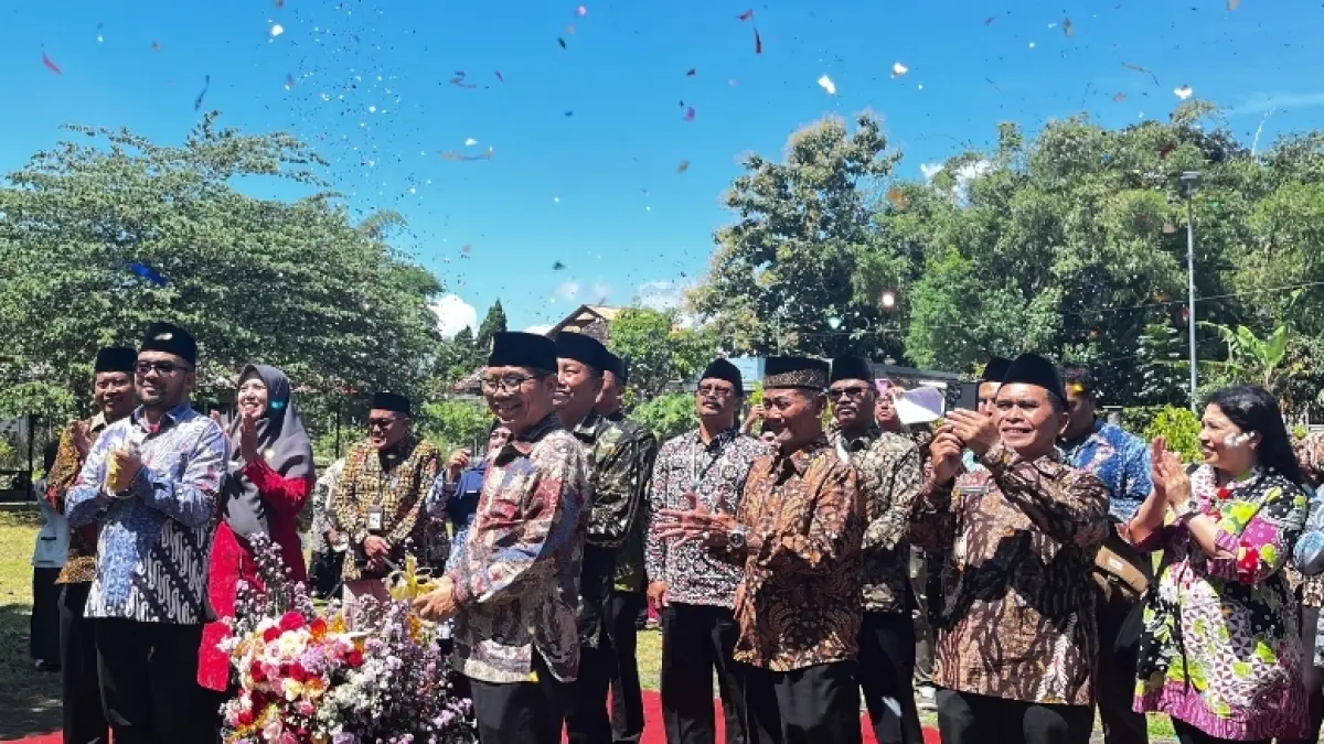 ANTUSIAS: Plt Wali Kota Batu Heli Suyanto bersama Kepala Kantor Wilayah Kementerian Agama (Kanwil Kemenag) Provinsi Jawa Timur memotong pita sebagai simbolisasi peresmian nama baru dari MA Bilingual Batu menjadi MAN 2 Kota Batu, Kamis (23/4). 