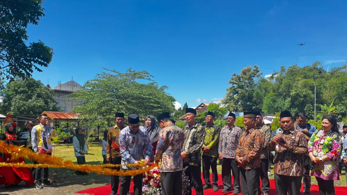 ANTUSIAS: Plt Wali Kota Batu Heli Suyanto bersama Kepala Kantor Wilayah Kementerian Agama (Kanwil Kemenag) Provinsi Jawa Timur memotong pita sebagai simbolisasi peresmian nama baru dari MA Bilingual Batu menjadi MAN 2 Kota Batu kemarin (23/4). 