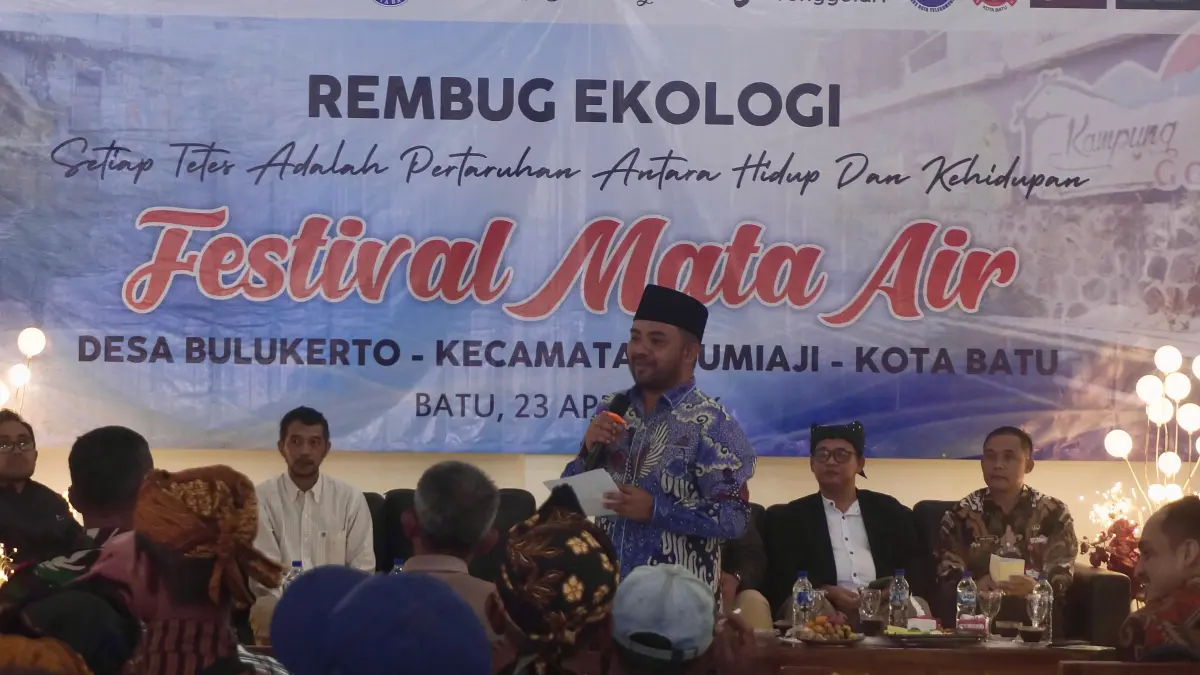 BERI PAPARAN: Plt Wali Kota Batu Heli Suyanto memberikan materi dalam Rembug Ekologi Festival Mata Air di Balai Dusun Cangar, Desa Bulukerto, Kecamatan Bumiaji kemarin (23/4).