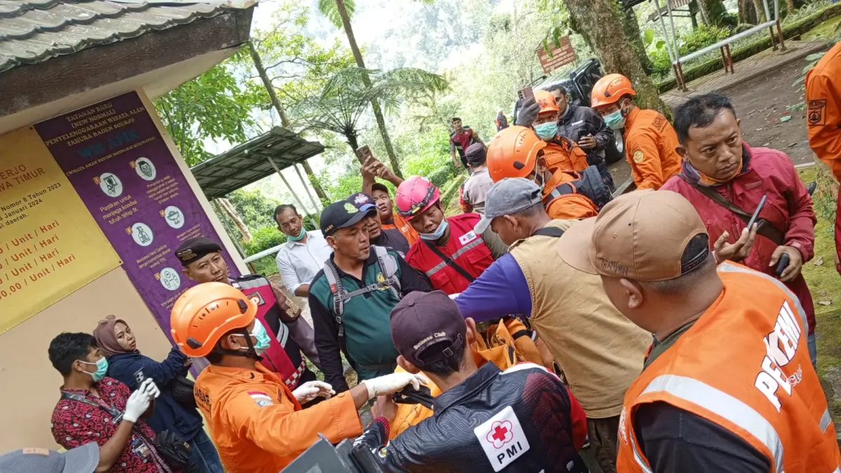 MEDAN SULIT: Proses evakuasi mayat pemuda berinisial DPW, 24, warga Kecamatan Candipuro, Kabupaten Lumajang yang ditemukan tewas di bawah jembatan Cangar, Kecamatan Bumiaji kemarin (23/4).