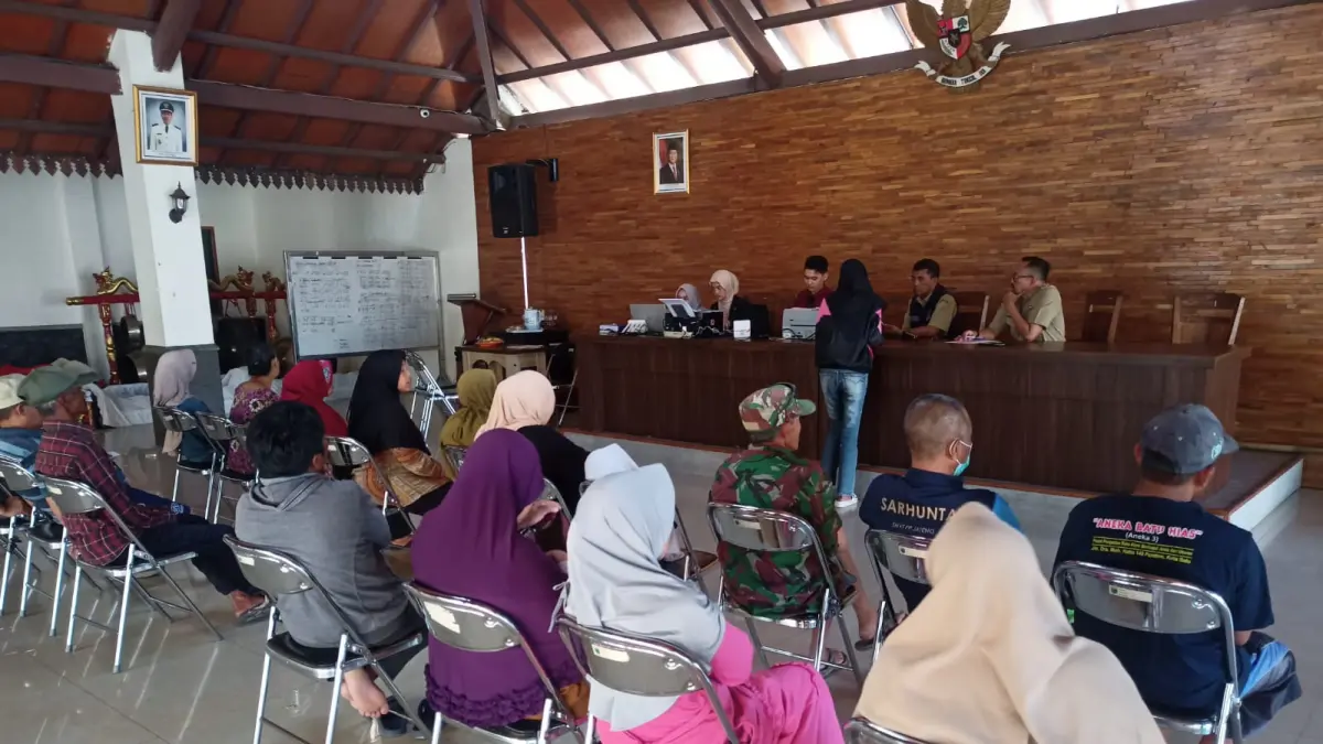 Sejumlah warga mengakses layanan Bapenda di Desa Torongrejo, Kecamatan Junrejo pada Kamis (23/4). (Bapenda Kota Batu)