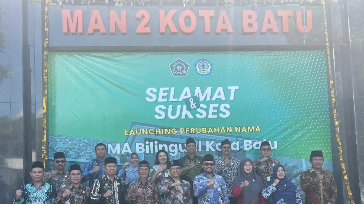 SEMANGAT BARU: Wakil Wali Kota Batu Heli Suyanto bersama Kepala Kemenag Wilayah Jawa Timur, Kepala MAN 2 Kota Batu  usai peresmian pergantian status MA Bilingual menjadi MAN 2 Kota Batu, Kamis (23/4).  
