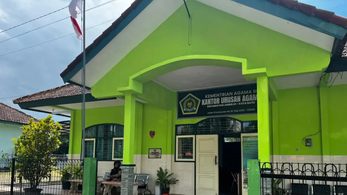 SEPI: Seorang perempuan duduk di kursi halaman depan Kantor Urusan Agama (KUA) Kecamatan Junrejo kemarin (23/4).