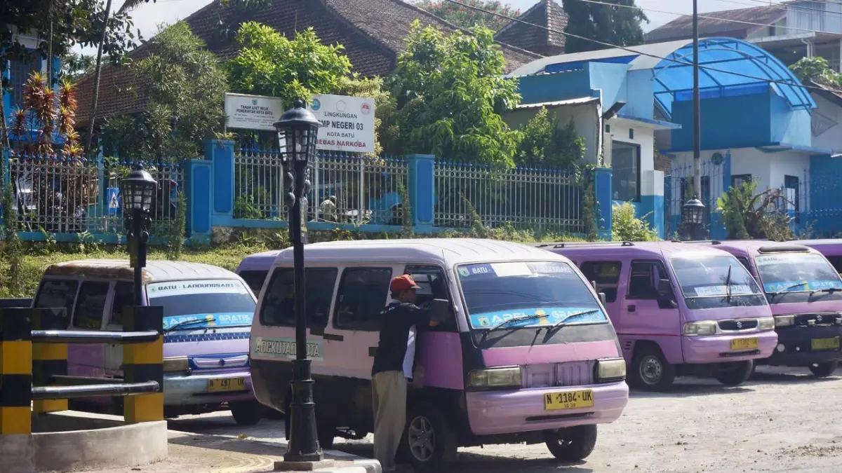 DIGITALISASI: Sejumlah apel gratis menunggu kepulangan siswa di SMP Negeri 3 Batu beberapa waktu lalu.

