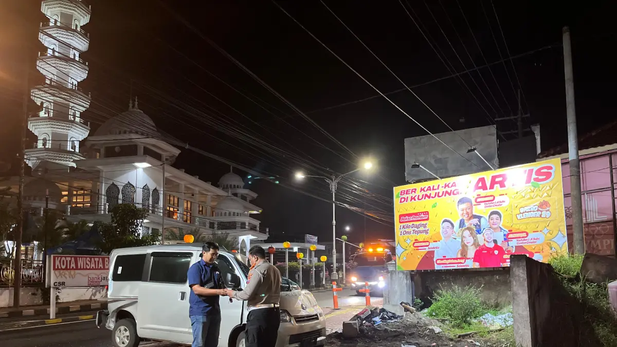 PENYEBAB LAKA: Proses evakuasi truk bernopol P 8640 UG yang megalami rem blong di Jalan Patimura, Kelurahan Temas, Kecamatan Batu pada 18 Februari lalu. 