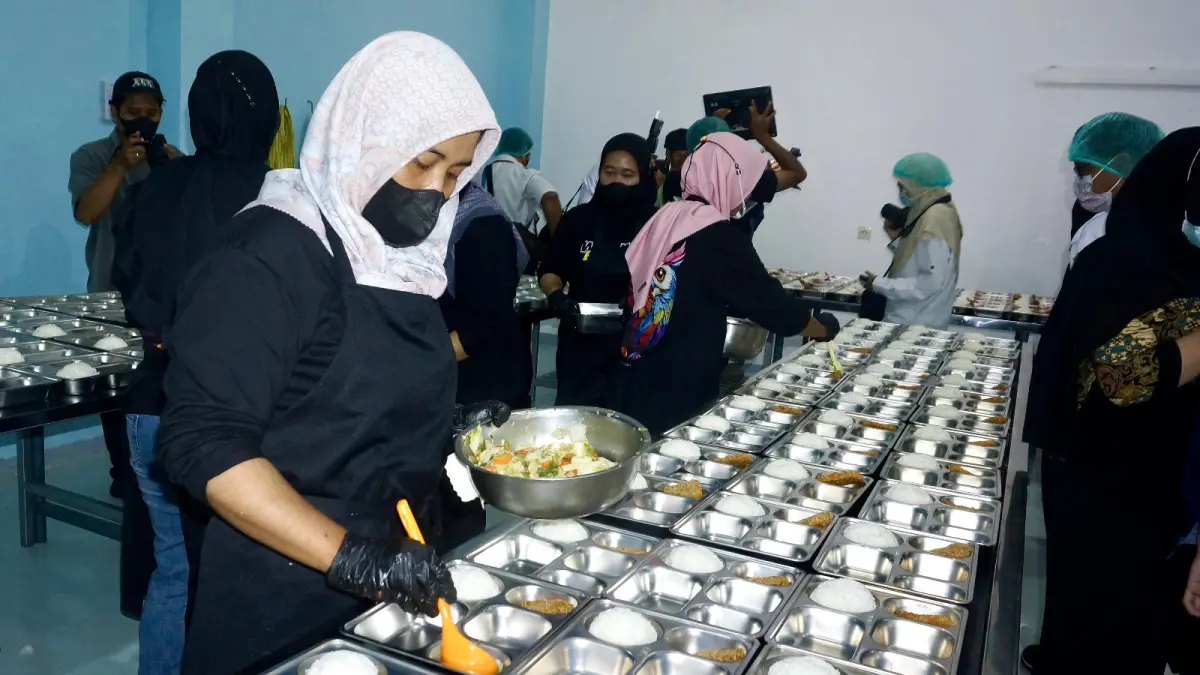PERSIAPAN MBG: Sejumlah petugas SPPG di salah satu dapur di Kecamatan Junrejo menata MBG beberapa waktu lalu.