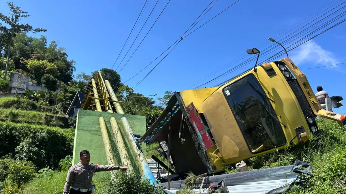 TERBALIK: Polisi melakukan olah TKP pascalaka tunggal truk bermuatan galvalum di Jurang Susuh, Jalan Raya Giripurno, Desa Giripurno, Kecamatan Bumiaji kemarin (24/4). 