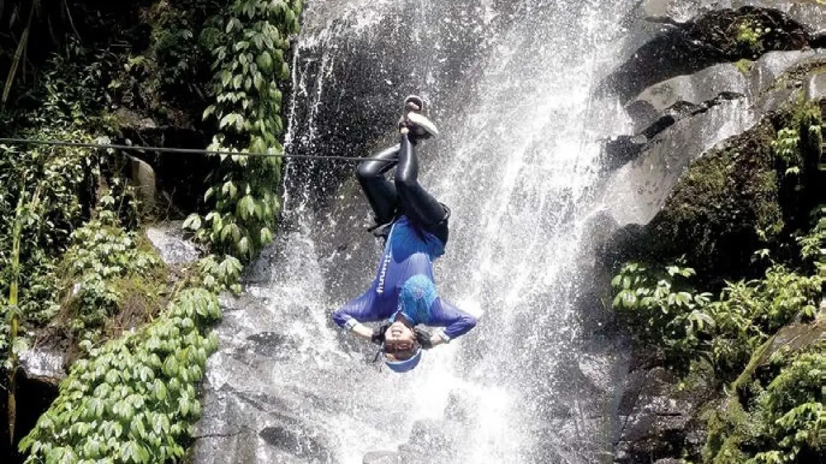 DAYA TARIK BARU: Salah seorang wisatawan menikmati olahraga canyoning di Coban Putri beberapa waktu lalu.