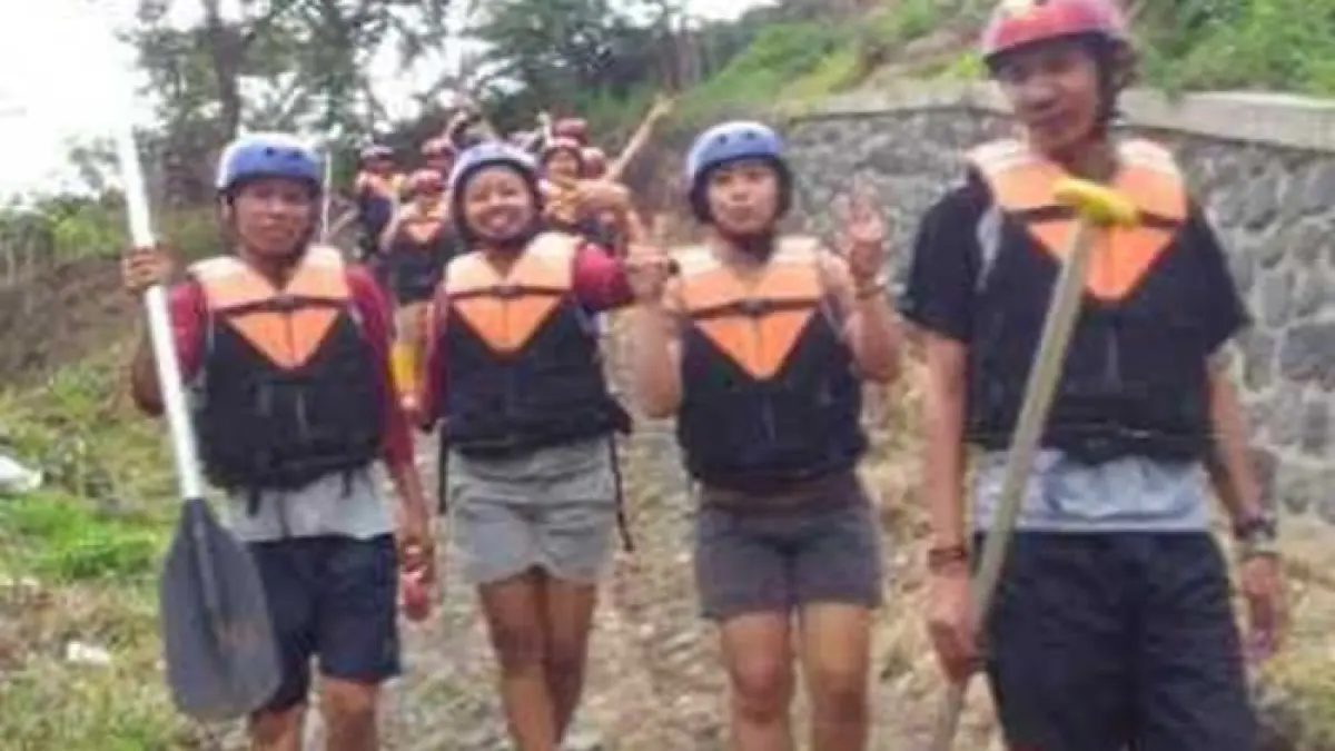 KENANGAN: Dokumentasi rombongan rafting yang mengalami tragedi memilukan 12 tahun silam.
