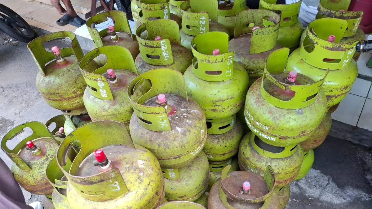 STOK MELIMPAH: Tumpukan LPG 3kg di salah satu toko di Pasar Tawangmangu dipasarkan beberapa hari lalu. ANDINI PUTRI LESTARI/FREELANCE RADAR MALANG