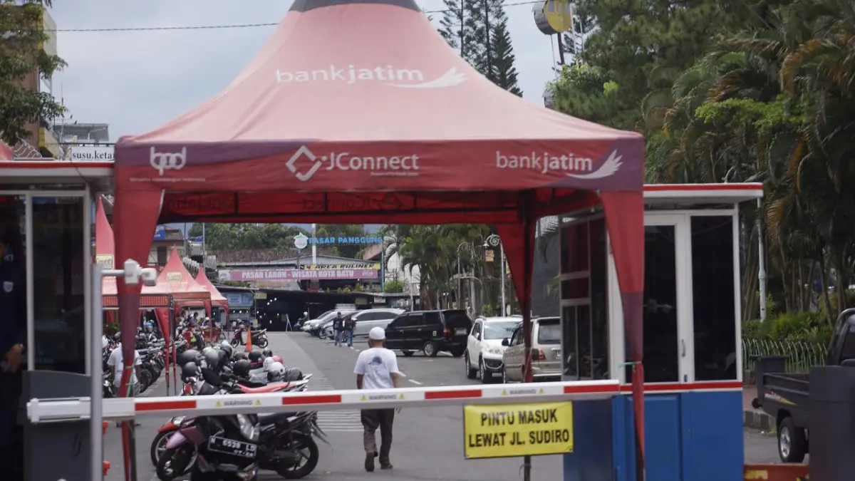 BELUM JELAS: Gate parkir di kawasan Alun-Alun Kota Wisata Batu. RORI DINANDA BESTARI/RADAR BATU