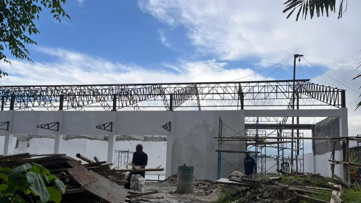 BELUM RAMPUNG: Beberapa pekerja tampak melaksanakan pembangunan gerai KDMP Mojorejo beberapa waktu lalu. ZANADIA MANIK FATIMAH/RADAR BATU
