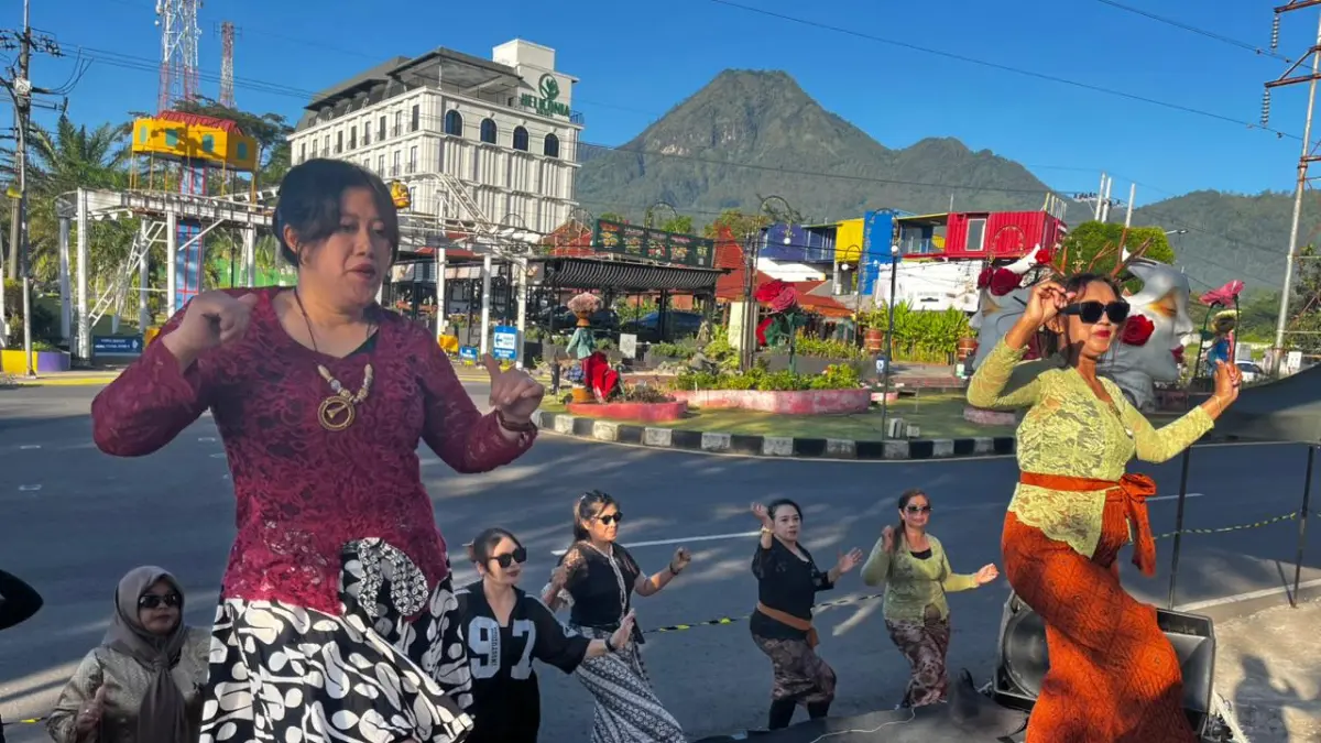 CANTIK DAN ENERGIK: Salah seorang peserta zumba di kawasan Car Free Day (CFD) MBatu Sae tampak menggunakan kebaya dalam suasana Hari Kartini kemarin (26/4). 