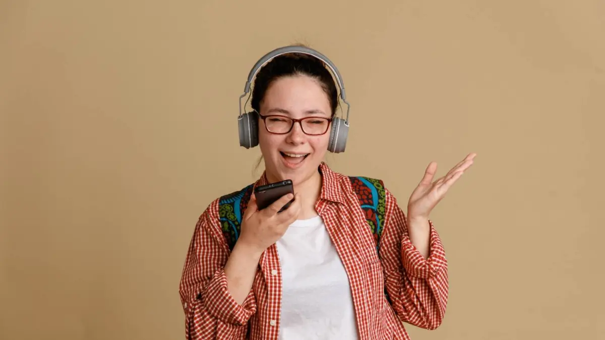 Ilustrasi orang mendengarkan musik (sumber foto: freepik)