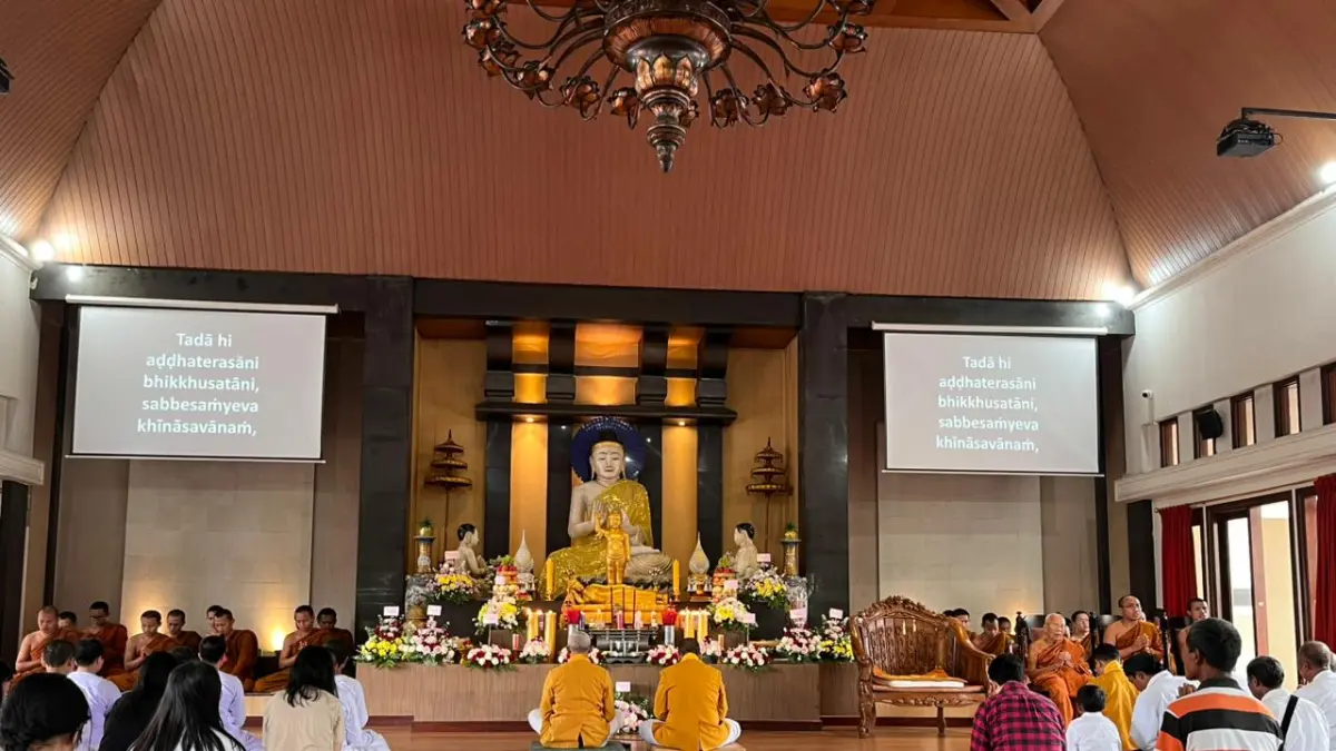 PROSESI IBADAH: Beberapa umat Budha melaksanakan ibadah di kawasan Padepokan Dhammadipa Arama, Beji, Kecamatan Junrejo beberapa waktu lalu.