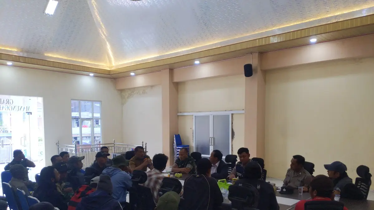 CARI SOLUSI: Diskusi di Balai Desa Sumberbrantas, Kecamatan Bumiaji siang ini (28/4). RORI DINANDA BESTARI/RADAR BATU