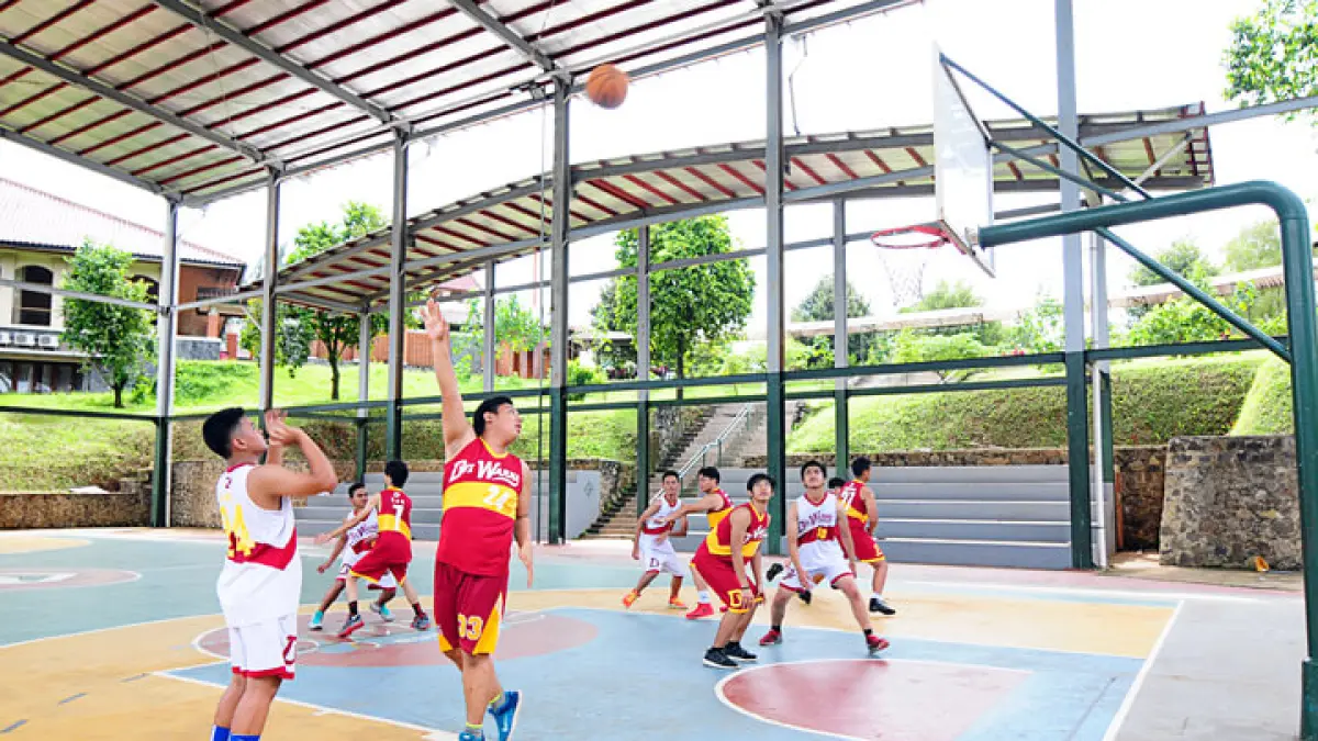 ekstrakurikuler basket di SMA Dwiwarna (sumber: laman resmi SMA Dwiwarna)