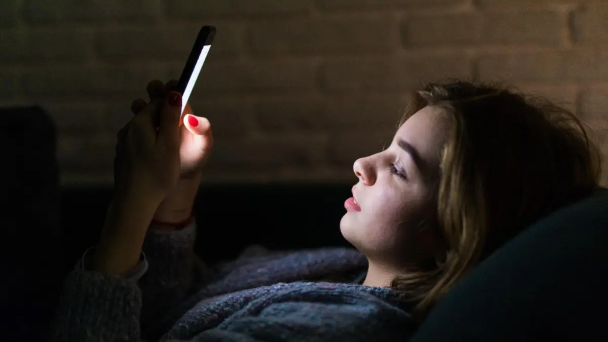 Ilustrasi scrolling di malam hari (sumber foto: freepik)