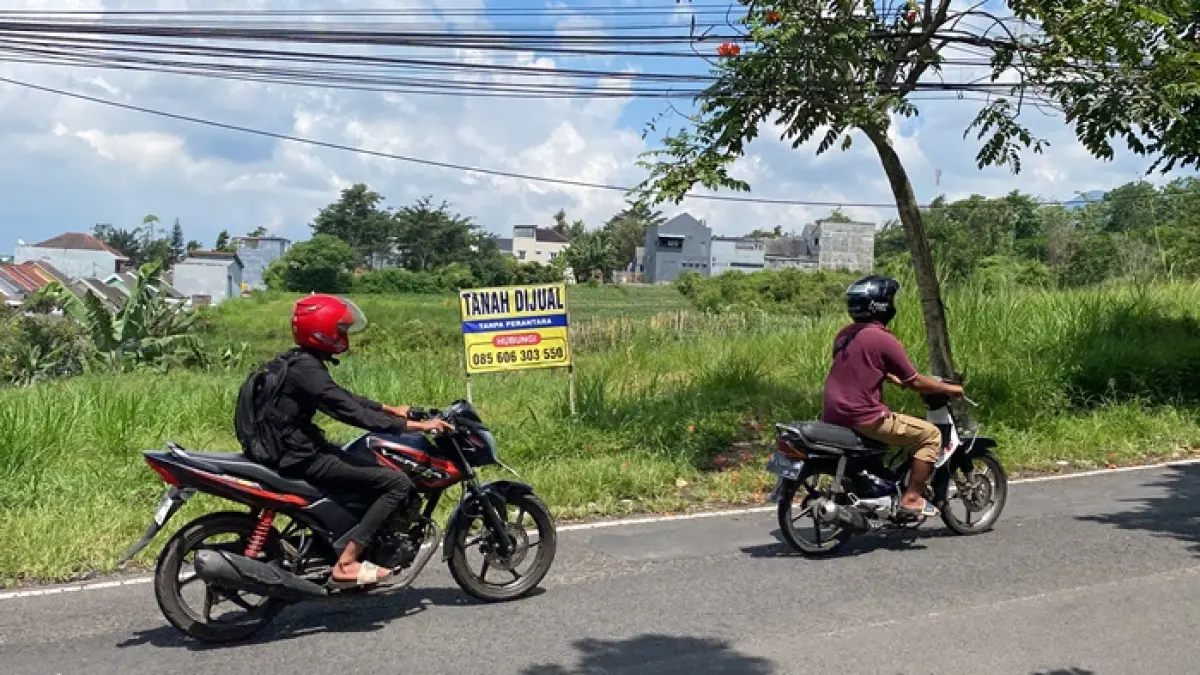 KOMERSIALISASI LAHAN: Salah satu lahan di kawasan Kecamatan Junrejo tengah dijual pemiliknya. RORI DINANDA BESTARI/RADAR BATU
