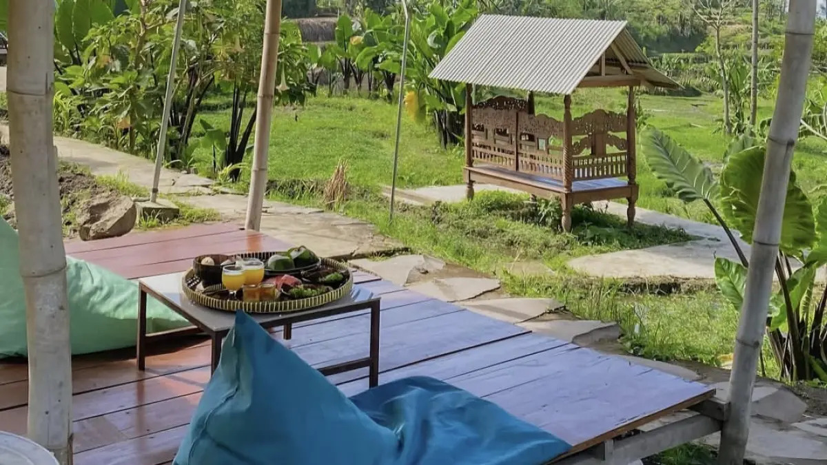 Menikmati hidangan dengan pemandangan alam di Taman Dolan Batu. (Instagram: @budalrek & @tamandolanbatu)