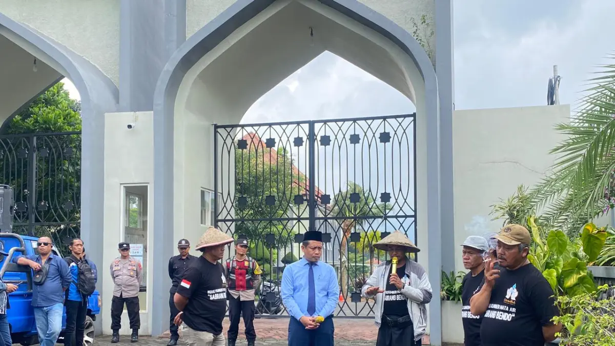 RIUH: Warga dan Perwakilan Yayasan Al Hikmah berbincang beberapa hari lalu.