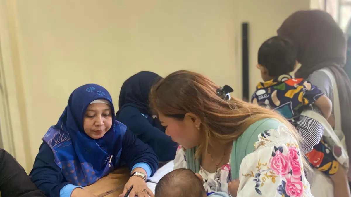 CEGAH STUNTING: Sejumlah ibu dan anak hadir dalam kegiatan Posyandu di Desa Oro-Oro Ombo beberapa waktu lalu.