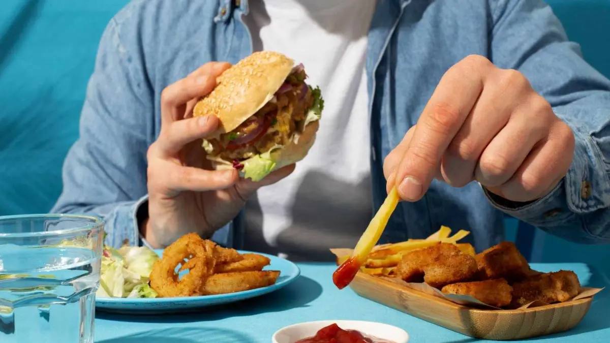 Ilustrasi junk food (sumber foto: magnific)