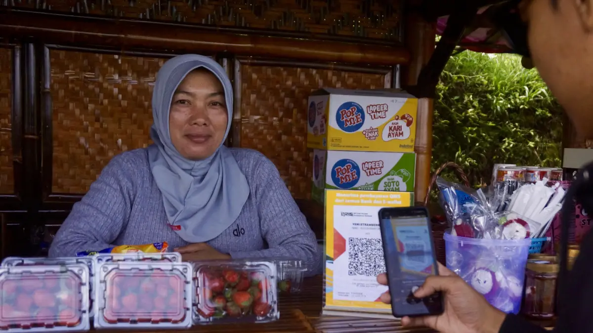 PENGGUNA MENINGKAT: Salah satu usaha di Desa Tulungrejo, Kecamatan Bumiaji memasang QRIS beberapa waktu lalu.