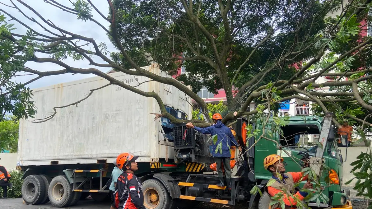 TERSANGKUT: Insiden di Jalan Dewi Sartika, Kelurahan Temas, Kecamatan Batu (27/4) yang melihatkan truk kontainer.