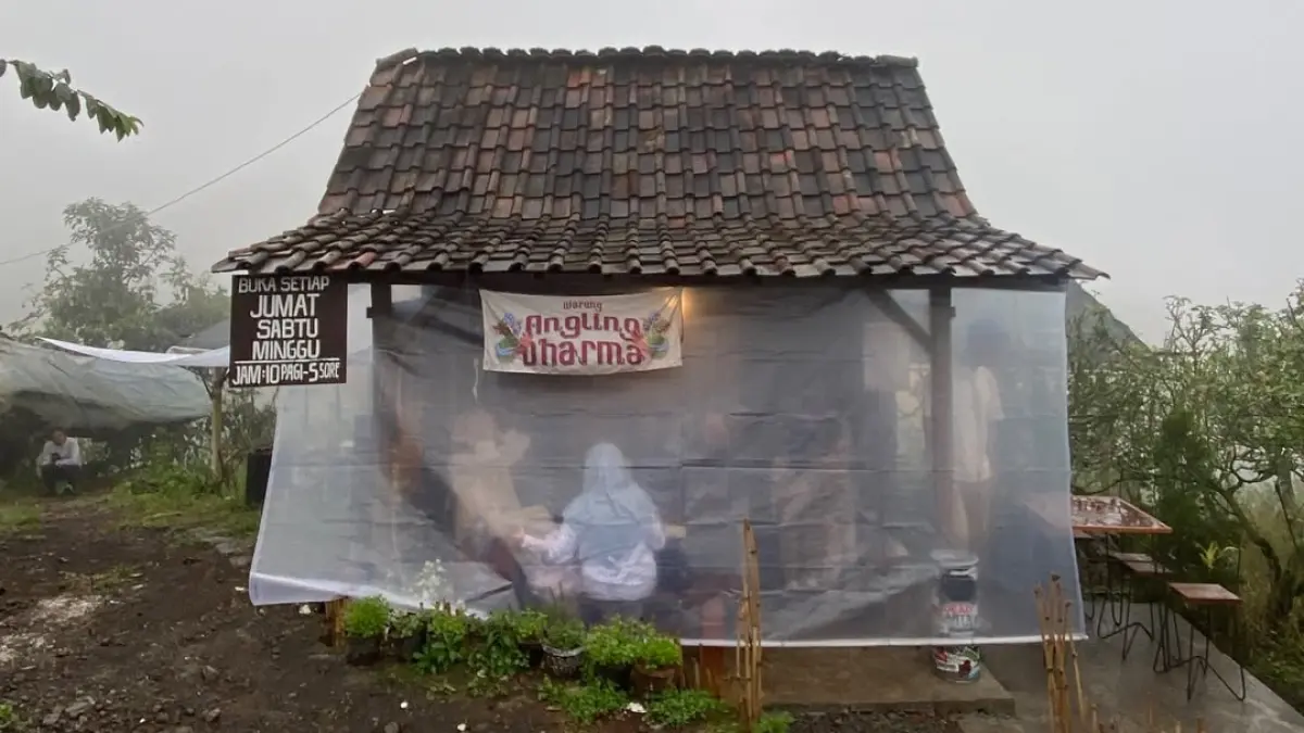 Warung Angling Dharma tampak luar saat hujan dan berkabut. (Instagram: @warung.angling.dharma)