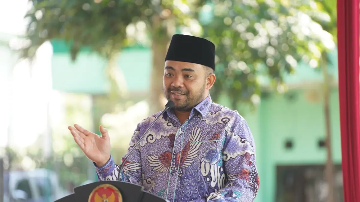 Plt Wali Kota Batu Heli Suyanto memberikan sambutan terkait peringatan Hari Buruh Sedunia. (PROKOPIM KOTA BATU FOR RADAR BATU)
