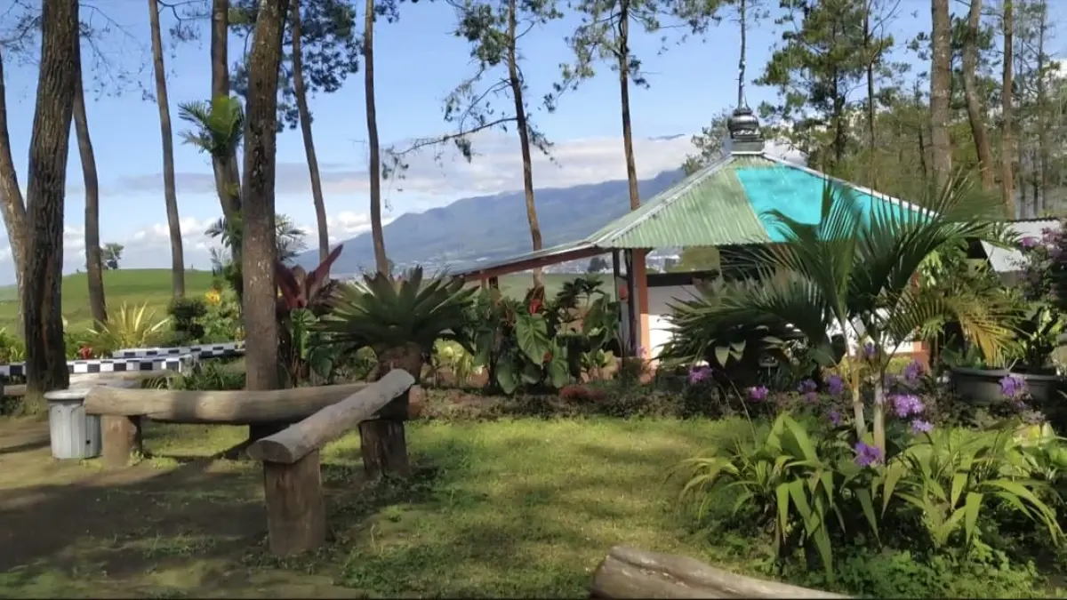 Area duduk wisata Bukit Jengkoang. (Google Maps: Embun Jiwa)