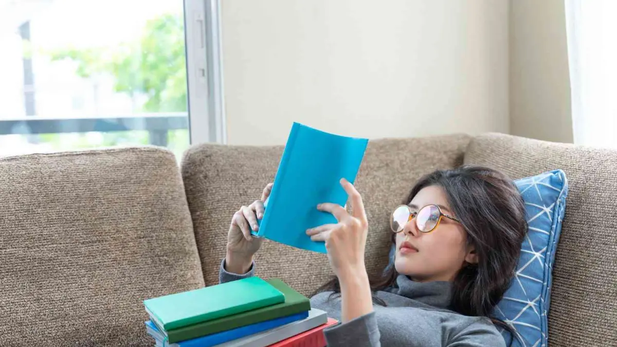 Membaca buku diwaktu luang (sumber foto: magnific)