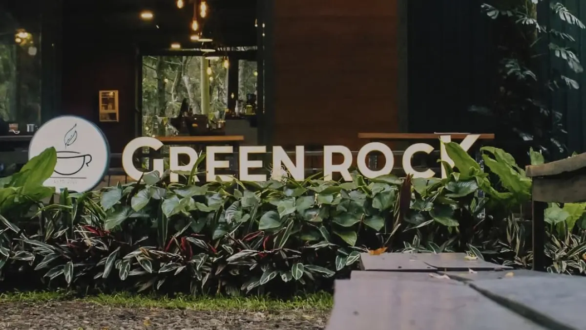 Area depan Green Rock Cafe. (Instagram: @greenrockcampers)