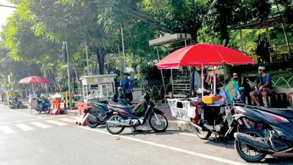 PERLU DITERTIBKAN: Sejumlah pedagang kaki lima (PKL) liar mangkal di area Alun-Alun Kota Wisata Batu (KWB) beberapa hari lalu. 