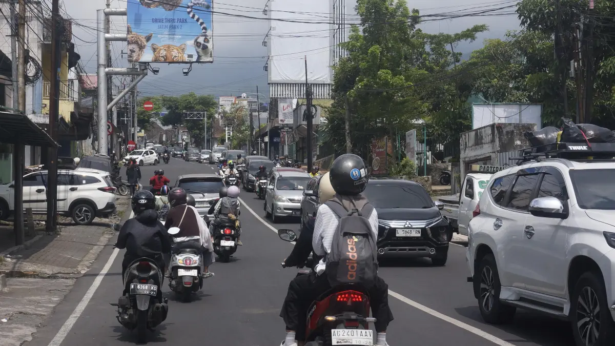 RAMAI LANCAR: Kondisi lalu lintas di Simpang Tiga Bendo terpantau ramai lancar pada Minggu (3/5). RORI DINANDA BESTARI/RADAR BATU
