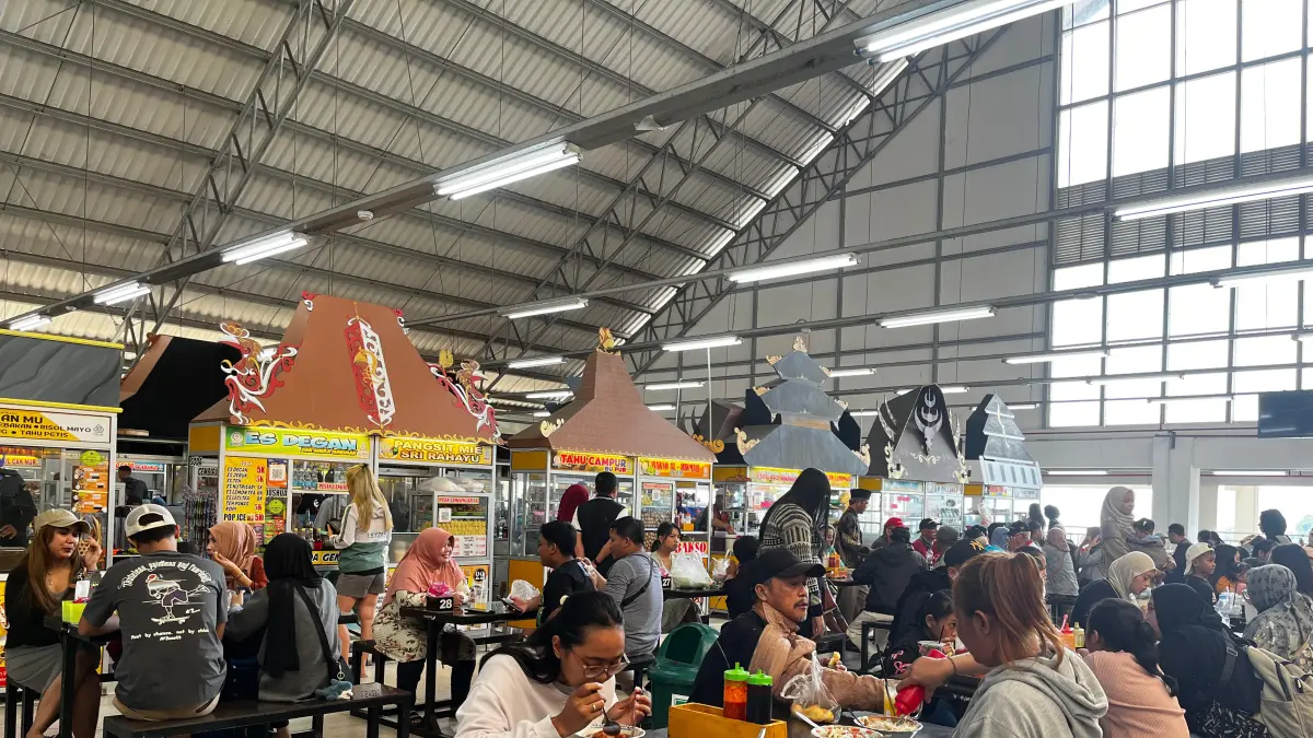 RAMAI: Suasana Zona Kuliner Pasar Among Tani Kota Batu siang tadi (3/5).