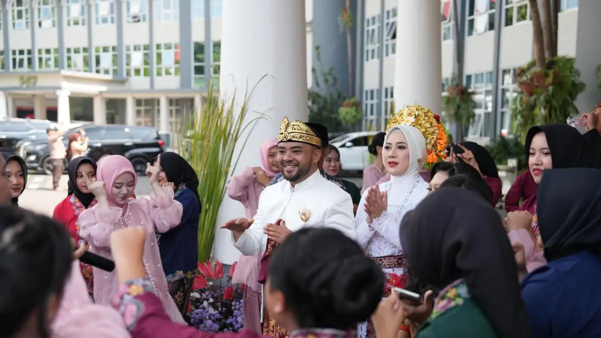 OPTIMISTIS: Plt Wali Kota Batu, Heli Suyanto saat peringatan Hardiknas (4/5).