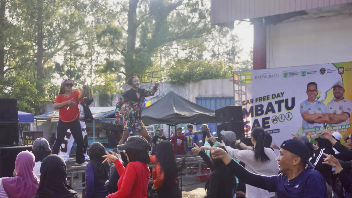 SUASANA BARU: Sejumlah peserta senam zumba CFD Mbatu Sae berpindah ke depan Stadion Gelora Brantas kemarin pagi (3/5).