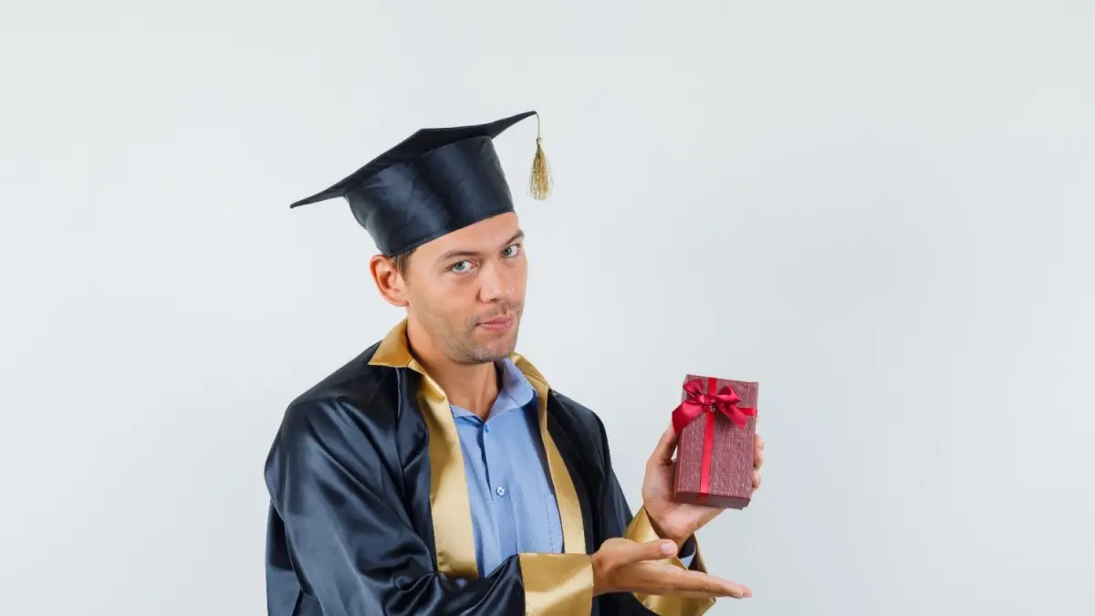 Ilustrasi hadiah saat wisuda (sumber foto: magnific)