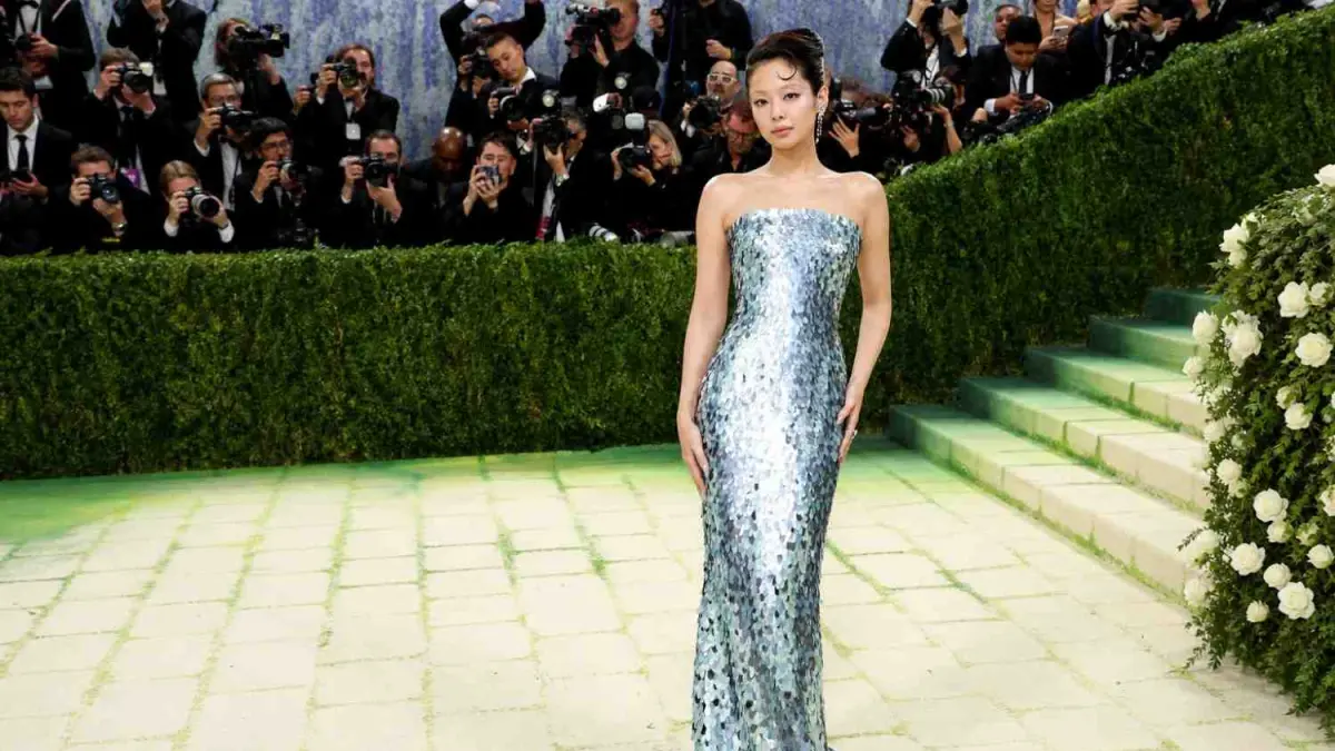 Jennie (BLACKPINK) di Met Gala 2026 (instagram/metgalaofficial_)
