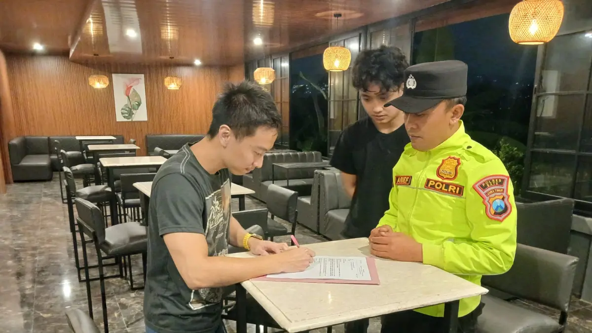 RESMI TUTUP: Pihak manajemen kelab malam Anthorium di kawasan Jalan Sawah De Krup, Desa Bulukerto, Kecamatan Bumiaji membuat surat pernyataan penutupan permanen pada Sabtu lalu (2/5). 