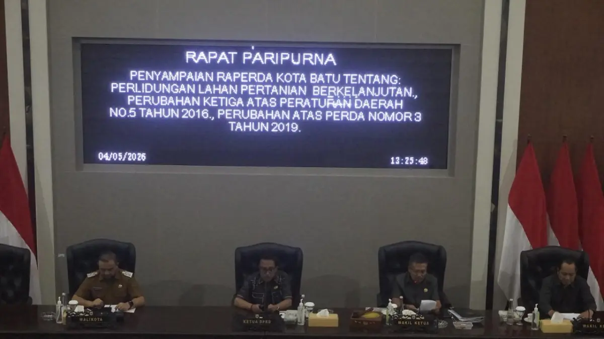 SUSUN REGULASI: Jajaran eksekutif dan legislatif dalam Rapat Paripurna Penyampaian Raperda LP2B di Gedung DPRD Kota Batu kemarin (4/5).