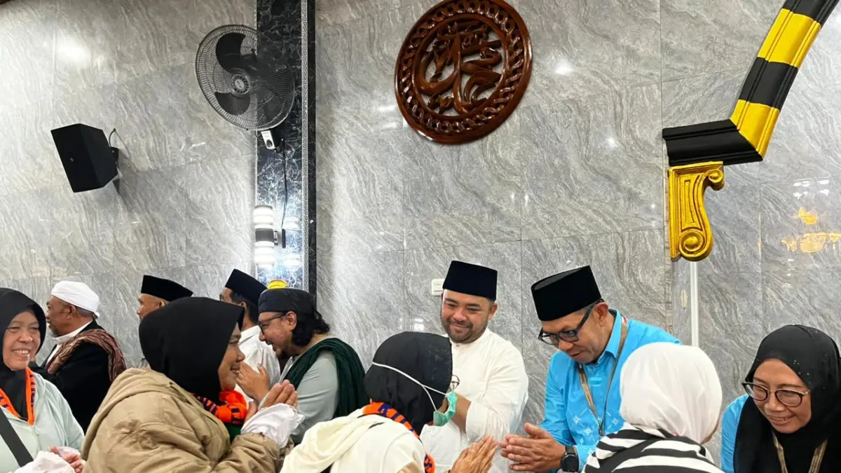 Jemaah haji asal Kota Batu bersalaman dengan Plt Wali Kota Heli Suyanto saat pemberangkatan beberapa waktu lalu. (Zanadia Manik Fatimah/Radar Malang)