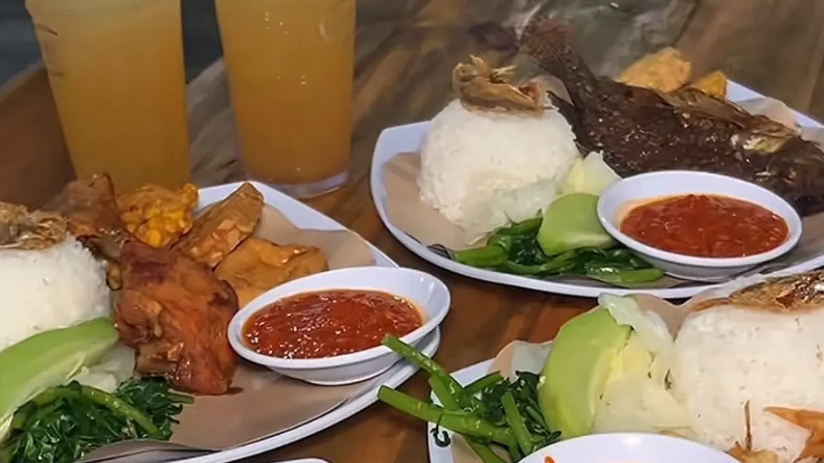 Nasi Tempong & Ayam Pedas Bu Wahyu (Tiktok @bang.dediii)