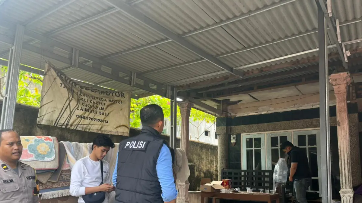 Polisi melakukan olah TKP meninggalnya dua pria yang diduga karena menenggak miras oplosan. (Humas Polres Batu)