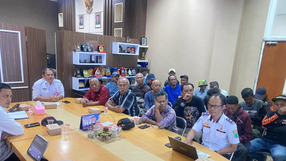 BERI SOSIALISASI: Sejumlah jukir mengikuti sosialisasi aturan parkir tepi jalan umum di Ruang Rapat Dinas Perhubungan Kota Batu kemarin (6/5).