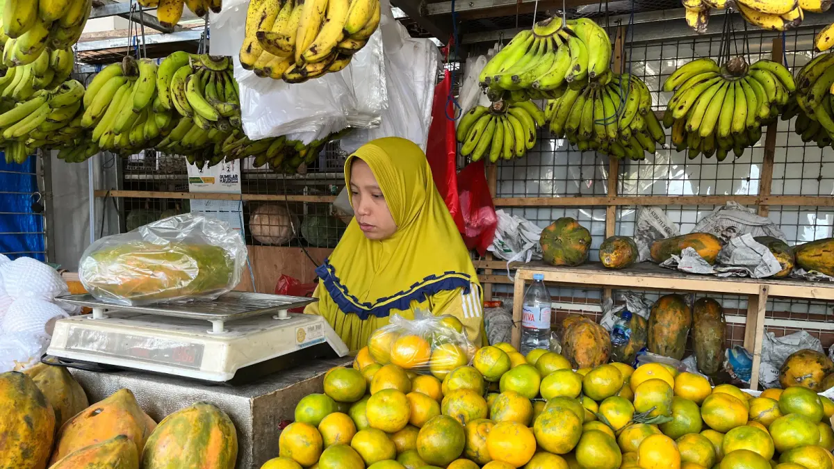BUAH SEGAR: Salah seorang pedagang di Pasar Induk Among Tani menunggu pelanggan datang di kios miliknya kemarin (6/5). 